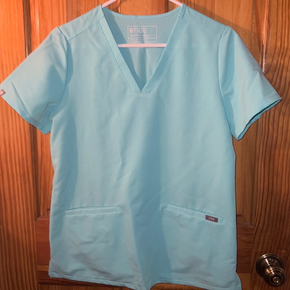 FIGS Women's Fresh Aqua Casma™ Scrub Top(S)